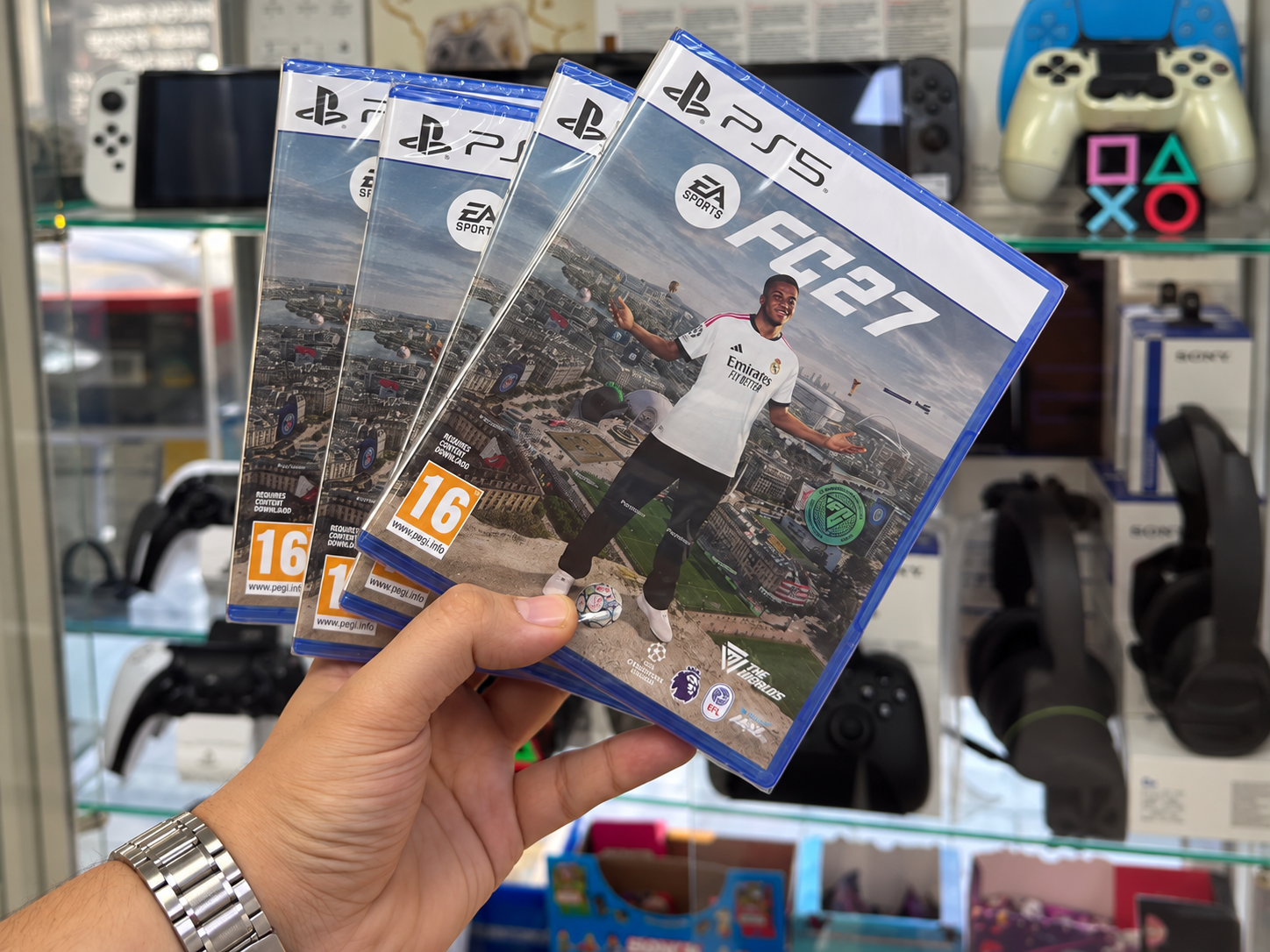 Adonis Oyun mağazasında elde tutulan EA Sports FC 27 PS5 oyunları