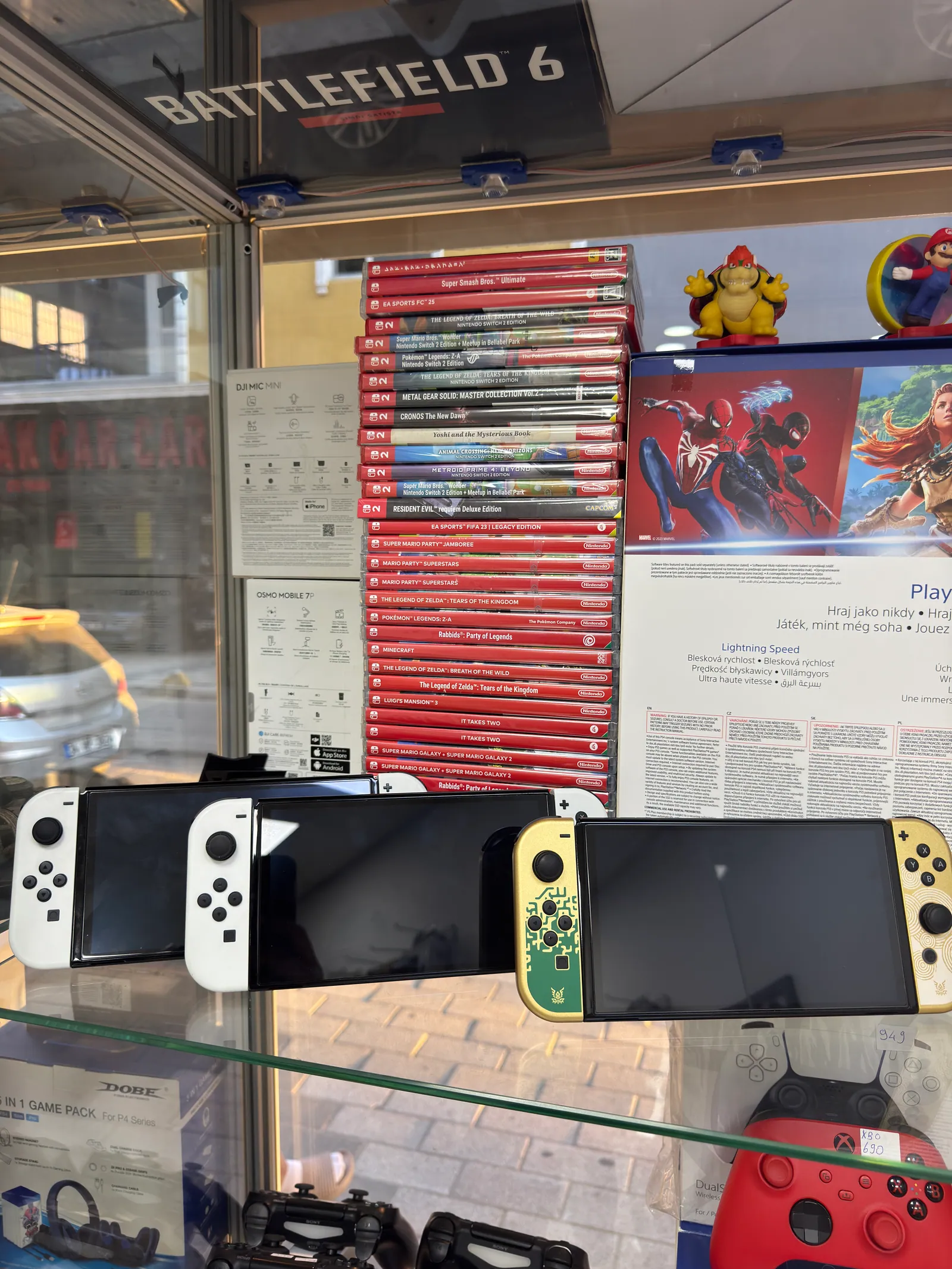 Adonis Oyun vitrininde Nintendo Switch konsolları