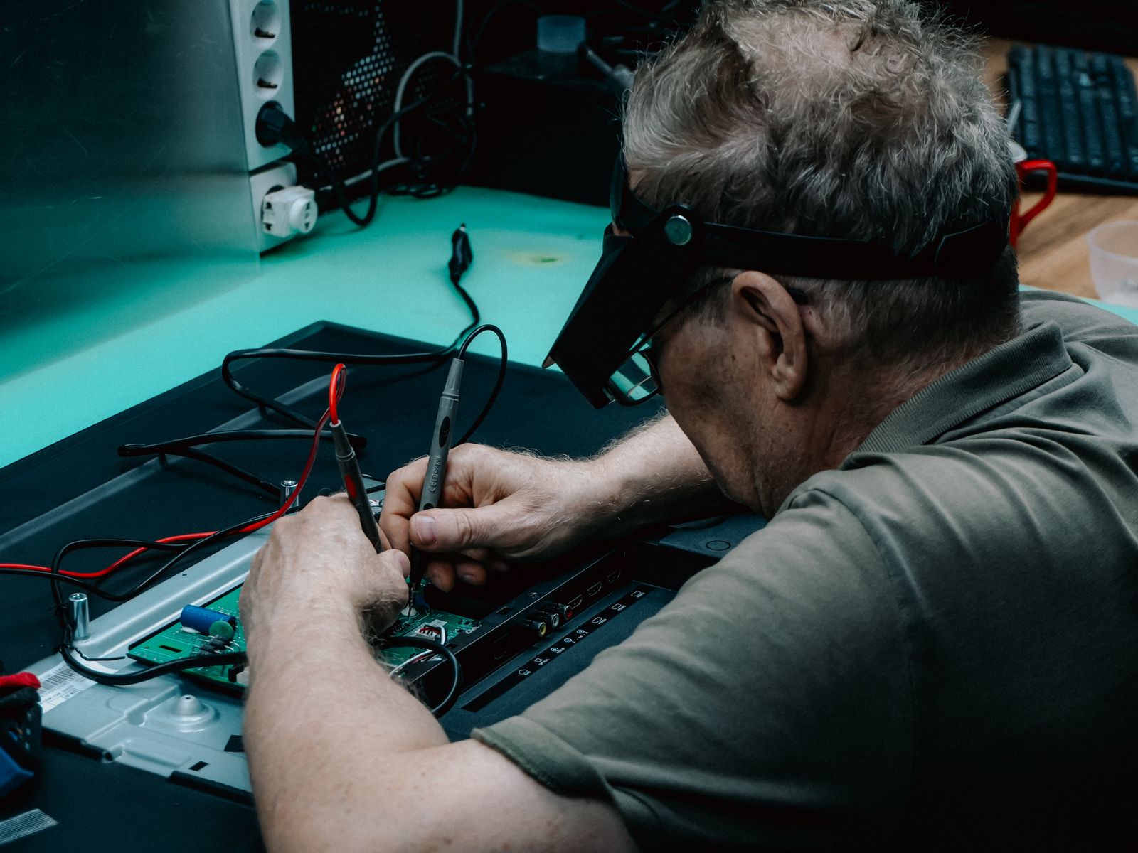 Elektronik devre üzerinde çalışan profesyonel teknisyen