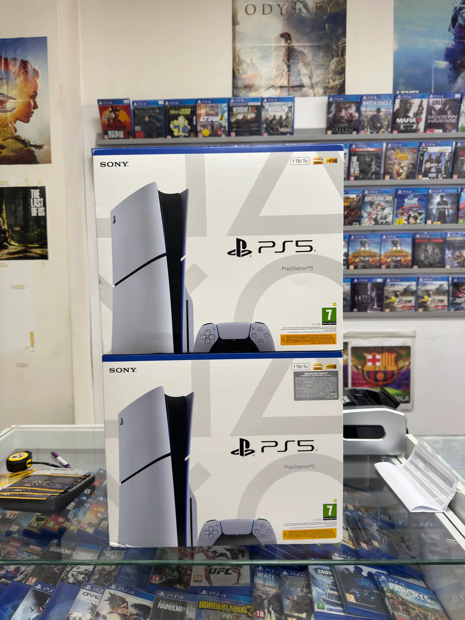 Adonis Oyun mağazasında kutulu PlayStation 5 konsolları