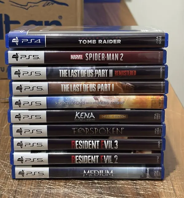 PS4/PS5 oyun kutuları istifi — kapak baskı örnekleri