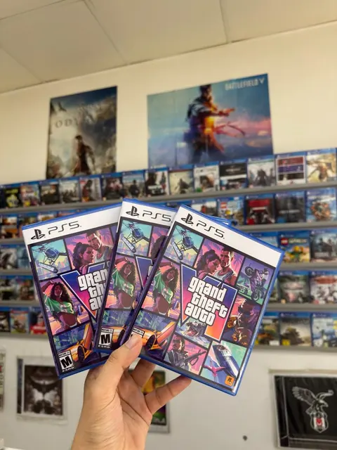 Grand Theft Auto VI kapak baskısı elde tutulan örnekler