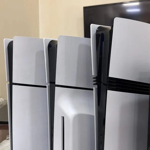 Mağazada dizili PS5 konsolları