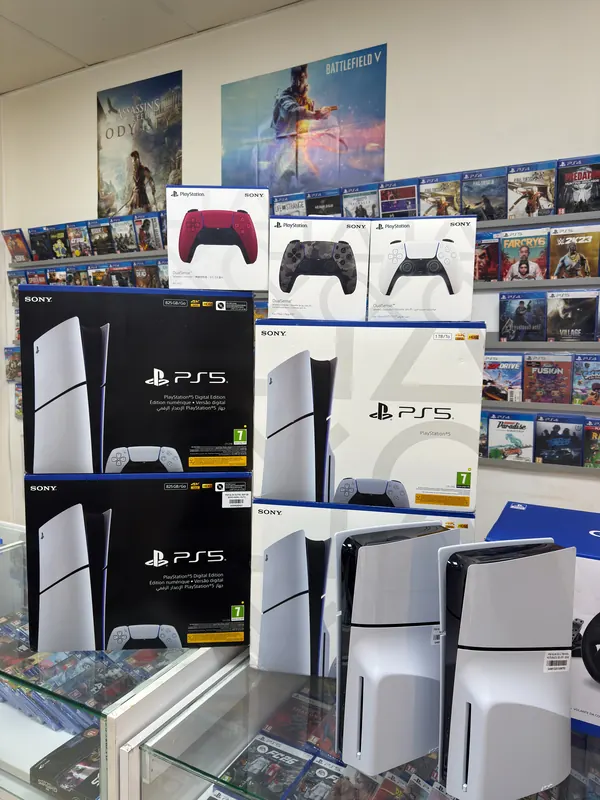 Rafta dizili PS5 kutuları ve DualSense kol çeşitleri